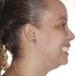 Perfil direito sorrindo
