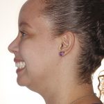 Perfil esquerdo sorrindo