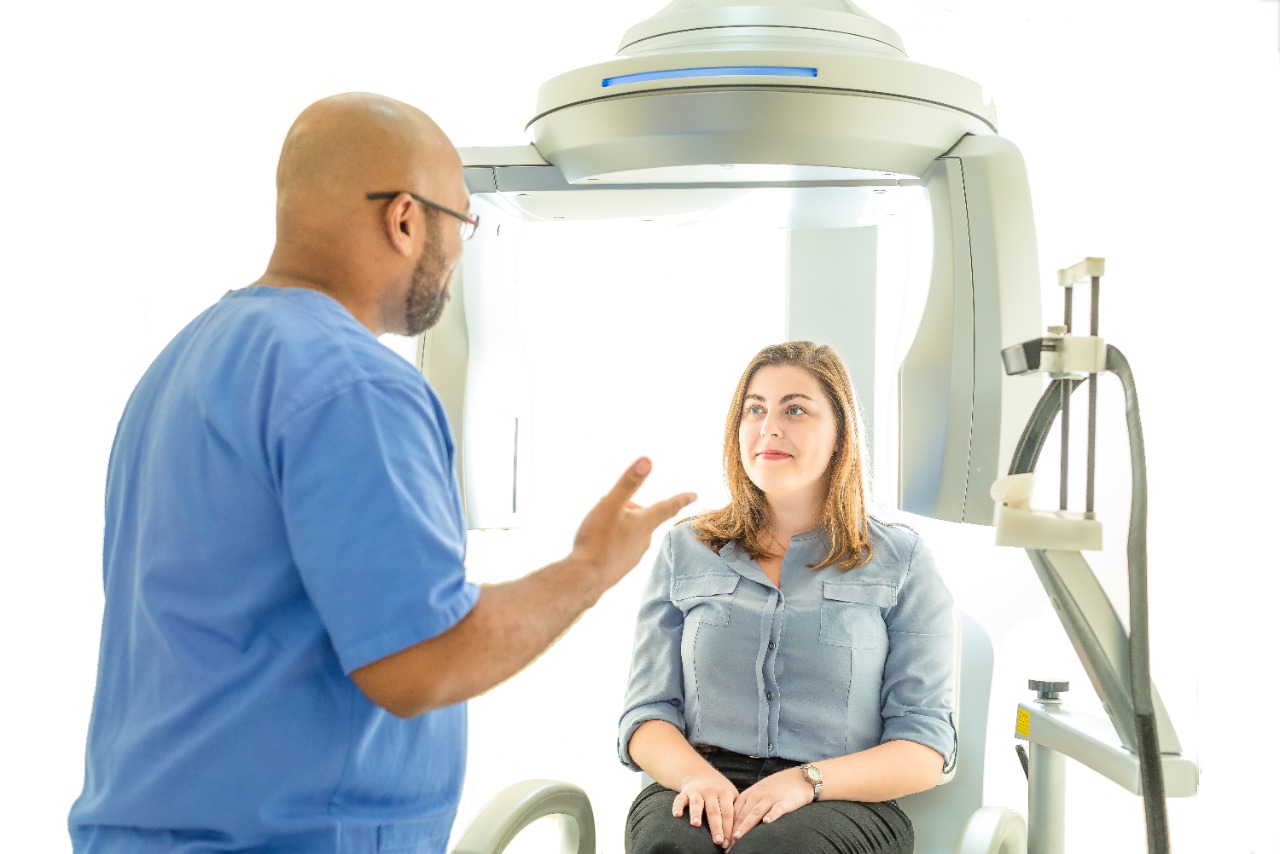 médico fazendo exame