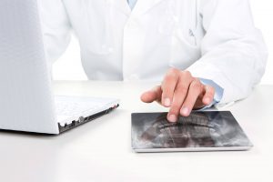 médico mexendo no notebook